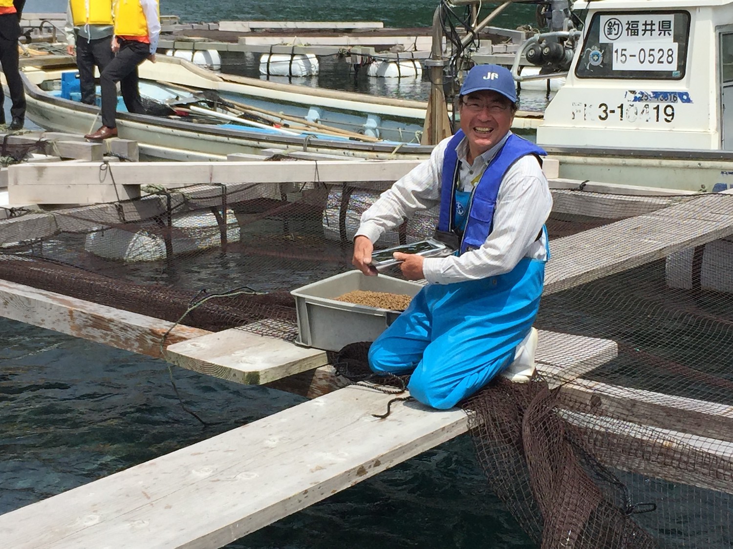 アプリをタブレットで操作する漁師の浜家さん